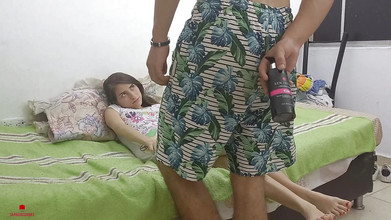 skpro_: Mi hermanastra estaba descansando y cuando llegó con un lubricante,...