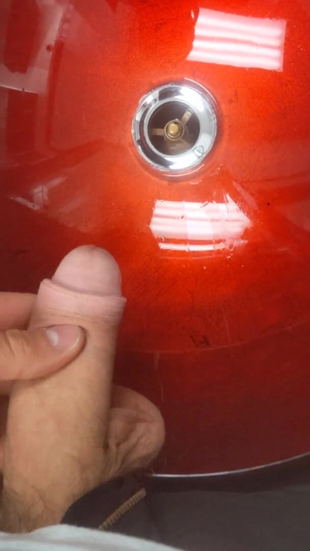 Russie Goodboy: 未割包皮的男孩在水槽里撒尿