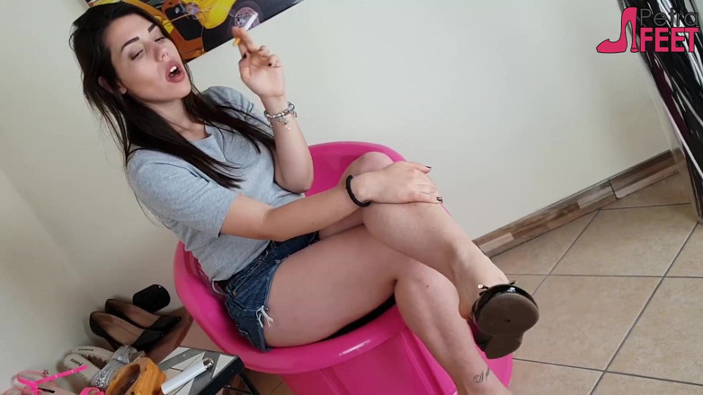 Smokin Fetish: Beauty teen in smoking fetish