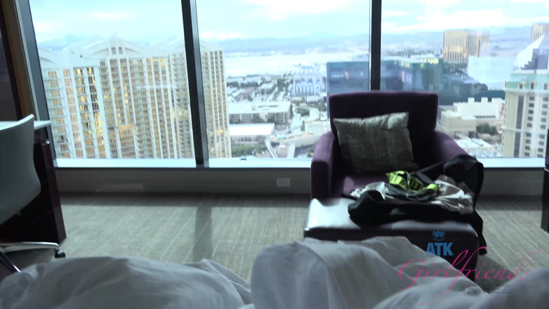 ATK Fans (Girlfriends): Percutian maya Las Vegas dengan Elaina Raye 3/3