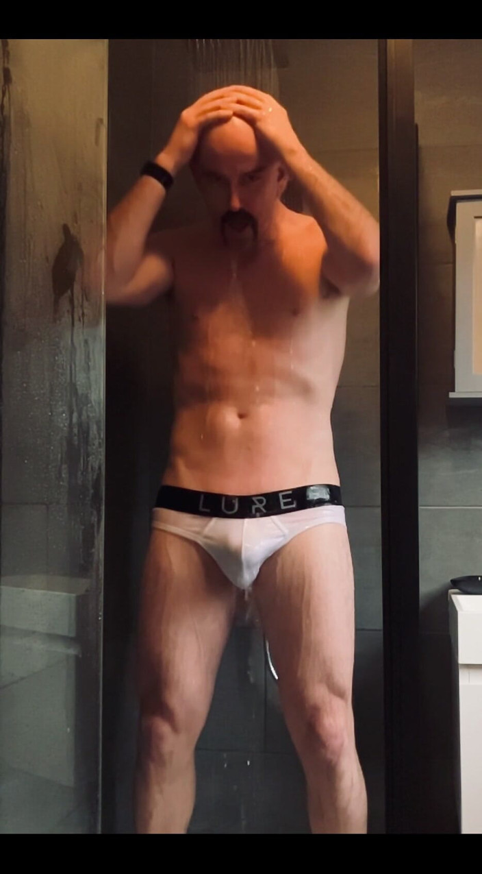 JayDubz: ¿A quién le gustan los chicos calientes en la ducha?