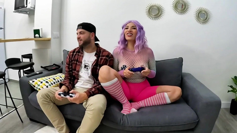pamela mendoza: Une gameuse suce un mec pour faire face à du sperme