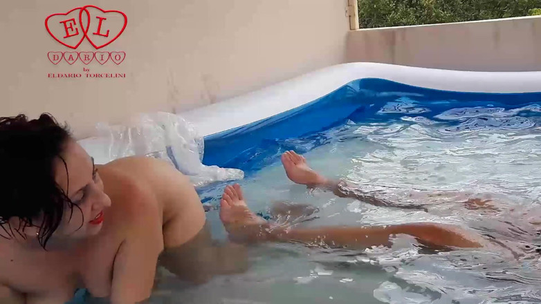 Strange stepfamily: Un cuplu de nudiști se joacă în piscina nudistă în aer liber.