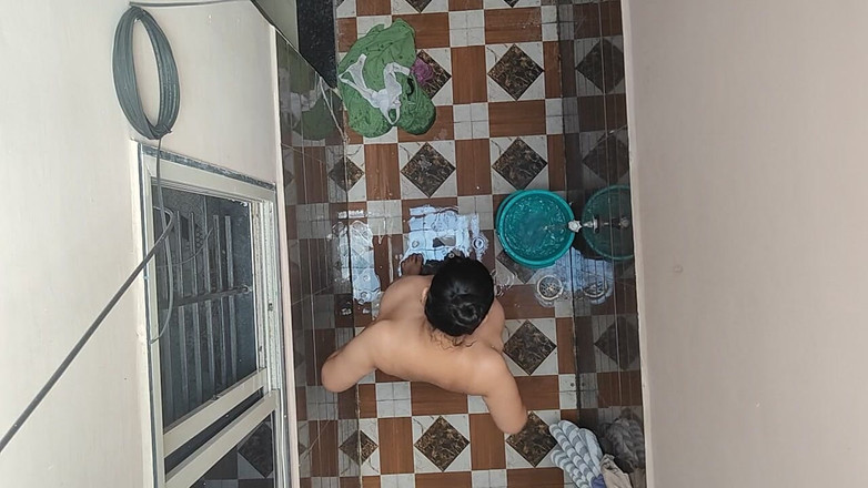 Hot crystal: Видел невестку соседа, принимающей ванну