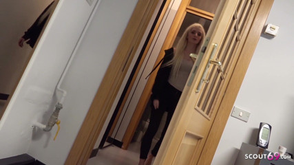 Scout69: Dünne stiefschwester erwischt stiefbruer beim porno-schauen und hilft mit handjob