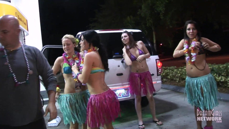 Dream Girls: Feestmeisjes, gekleed voor Luau, gaan naakt in limo