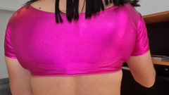 Sexy shinny clothes: Streicheln, punktige möpse in Shinny top