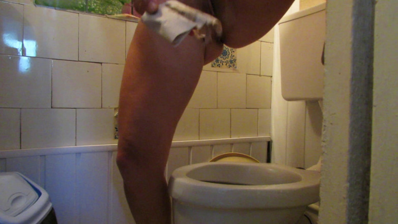 SexyAnka: I Pee in the Toilet and Stuff My Thong Into...
