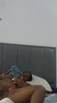 她们操得很爽，直到我无法忍受错过，女孩很快就过来了