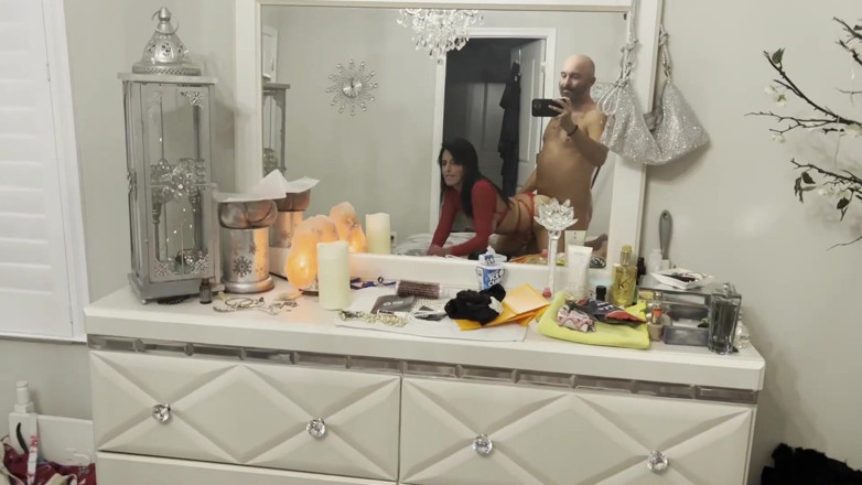 Island Boy Vids: Abi James se cítí frisky v červeném prádle