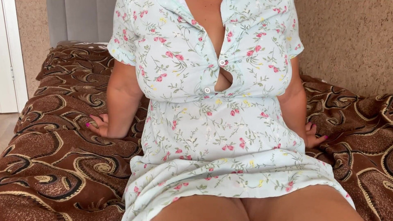 Lux Eva: Seksowna milf z pieprzone nogi masturbuje się i spuści przed...