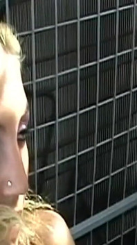 Une MILF blonde insatiable vide son étalon à l’extérieur