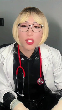Klinické zápletky: Masturbace a anál v latexové doktorově laboratoři