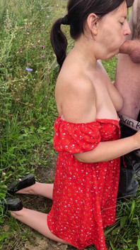 Landmädchen Gibt Im Freien Einen Blowjob