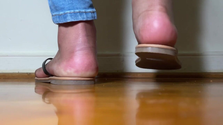 Pink Foxx: Flip Flop Sole Mengusik