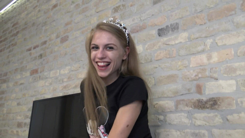 Femdom Austria: Šlapám mu na obličej pizzu! Terror teenie sock skáče do...