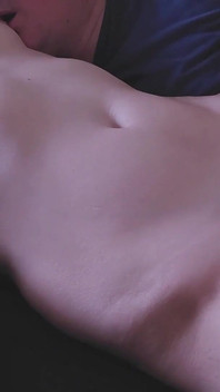 Lütfen babacık çok derine inmeyin! Porno izlerken üvey kızımı sikiyorum