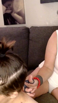 Gostosa lésbica cortando cabelo no dia da depilação