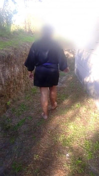 Rijpe milf naakt buitenshuis lopen