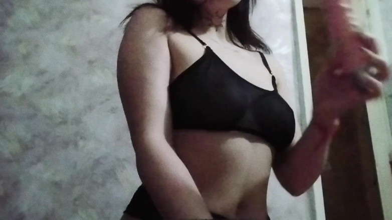 Miss_Kaprizzz19: Saya Datang Dari Kolej, Saya Membuka Pakaian Untuk Awak Dan...
