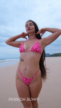 Biquíni Rosa Sexy E Meu Belo Frio Na Praia De Areia Branca