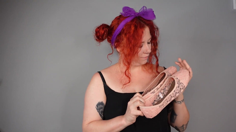 Deanna deadly: Няня преобразует тебя в ее розовые балетки после легкого унижения для твоего обувного фетиша