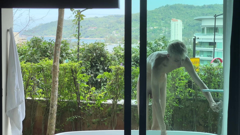 Sandro Jenner: 트윙크가 샤워하고 계부에게 전화를 걸어 그와 섹스한다