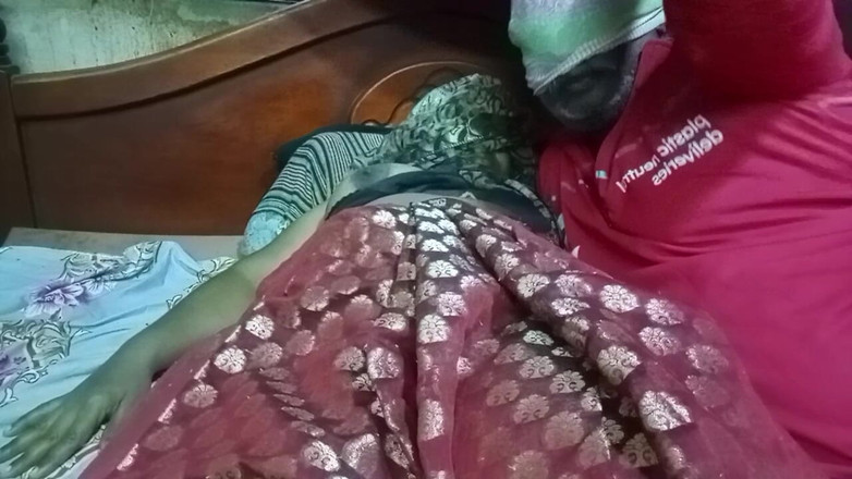 Tamil Anti Uma: おばさんと配達員が雨を楽しみにしている動画