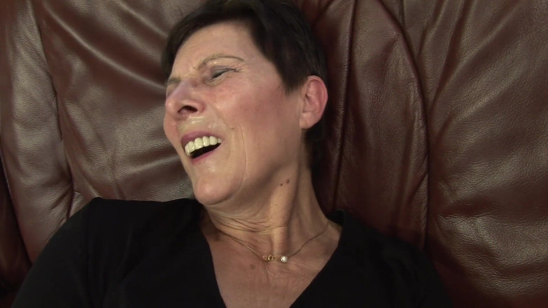 Solo Sex: 65 år gammal farmor älskar sin dildo!