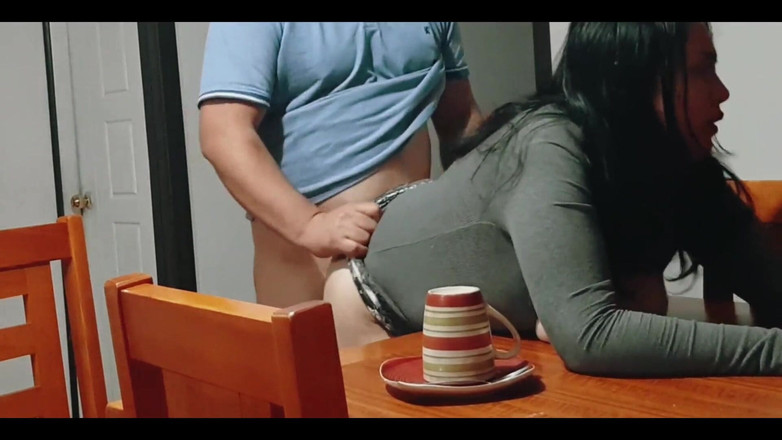 BBW Kelly Mom: Ich habe meine stiefmutter gefickt, während sie den Tisch räumte.