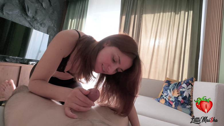LittleMaisha: Струнка брюнетка в панчохах чудово виконує футджоб, риммінг і ручну стимуляцію з великою кількістю сперми