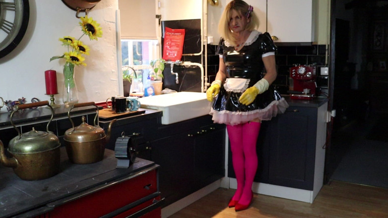 Sissy Dee Dee: Sissy Dee Zou Zich Moeten Wassen, Maar Ze Geniet Te...