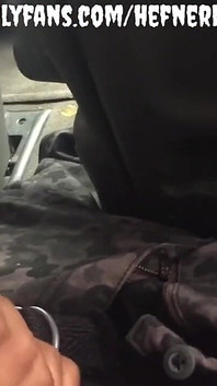 漂亮的红骨在她的男朋友工作时在后座给我头