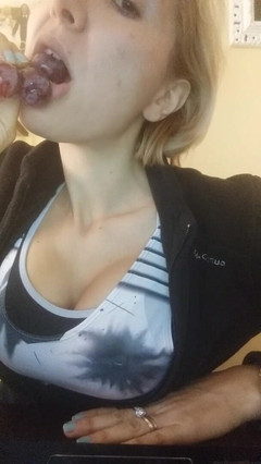 savannahamatoriale: Лижет виноград