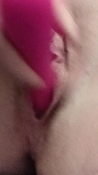 Crème de chatte étroite et délicieuse sur un vibromasseur