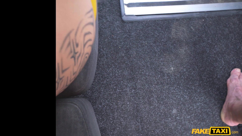 Fake Taxi: Fake taxi - une MILF italienne tacrée a besoin d’une grosse...