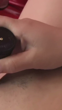 Si cewek semok rambut cokelat lagi asik mainin vinyl sofa sambil pakai sepatu hak tinggi