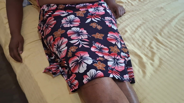Teena New: Milf stiefmoeder terwijl ze op bed rust