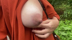 Mary Di: Pizdă în aer liber. Arătându-mi țâțele mari naturale și analul, mergând pe drum.