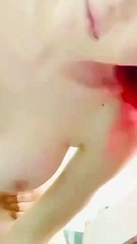나를 놀라게 하기 위해 혀로 내 엉덩이를 닦고 세게 따먹는 노예