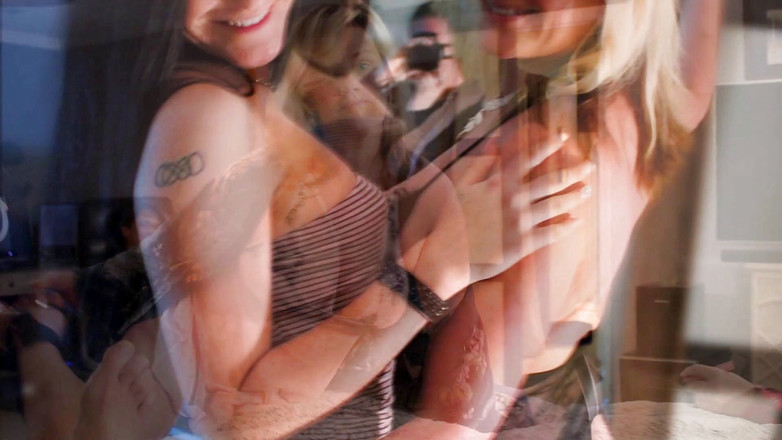 PSFILM: Des bombasses lesbiennes amateur se font baiser et chevauchent un...