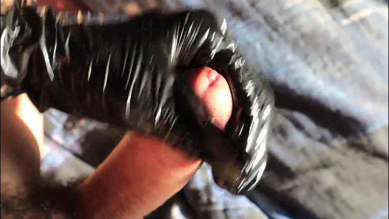 SEXY_GUYBEST: Bijna klaarkomen van een lange en zachte pikmassage in latexhandschoenen