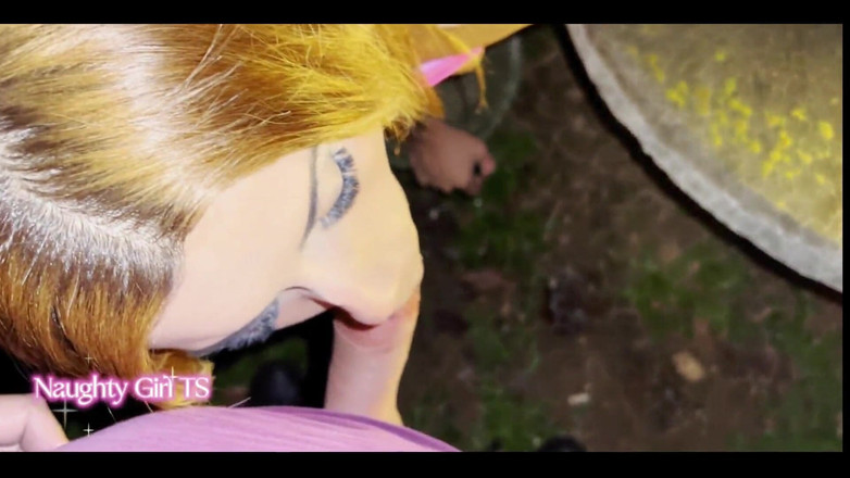 Naughty Girl TS: Dávám můj malý zadek nevlastnímu tátovi v křoví