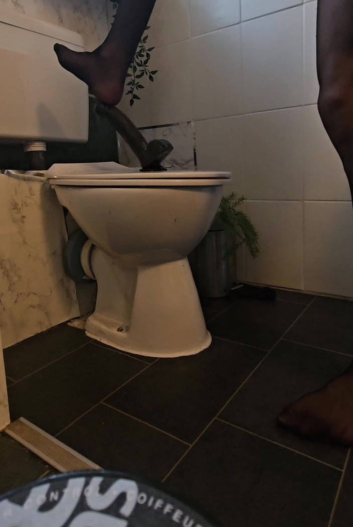 Sissy Millie Lucy: Maricas em meias cavalga seu vibrador pt1