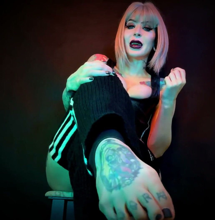 Baal Eldritch: Halloween foot gag výzva, verze se šťastným koncem - POV, foot fetiš,...