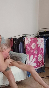 Ssanie penisa mojego pasierba, aż dostaje wytrysk, gdy jesteśmy sami w domu