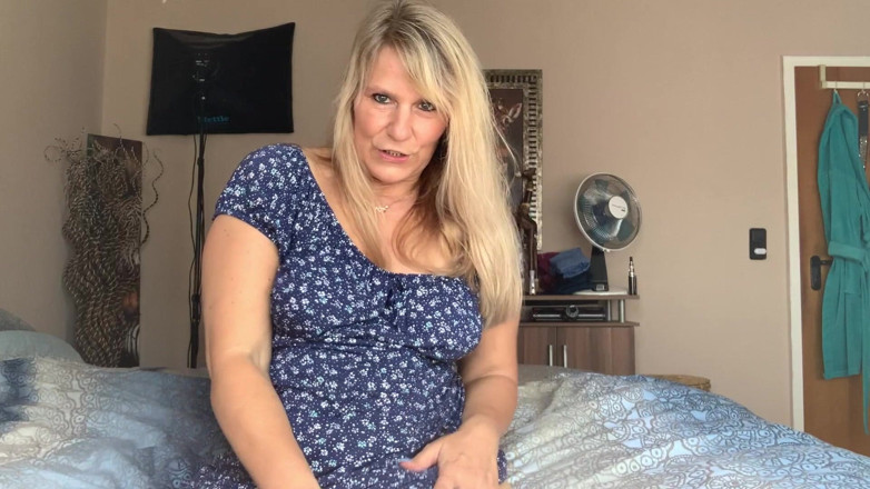 SweetSusi: Susi ma brudny rozmowę na orgazm