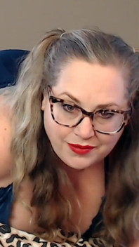 Instruction de branlette, compte à rebours, une femme mature excitée avec un gros cul