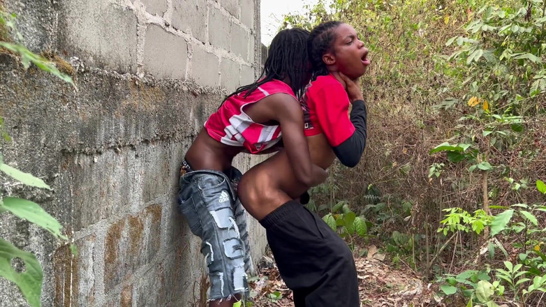 Baddestboyx: Il baise le diable de cette salope