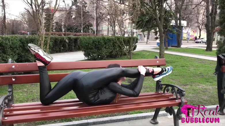 Flexilady: ティーン学生の公園での屋外活動